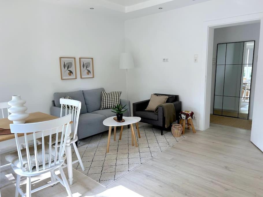 Country Style Apartment With Balcony Near Fair Hannover Bagian luar foto